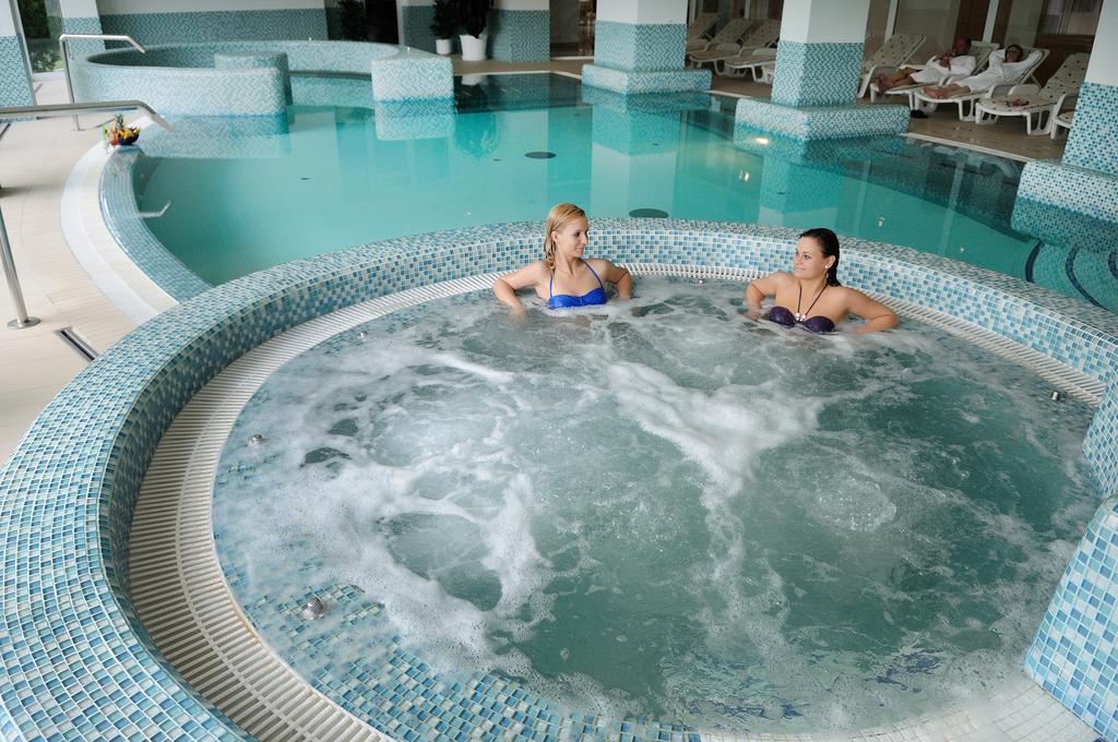 Ket Korona Konferencia Es Wellness Hotel Balatonszarszo Luaran gambar