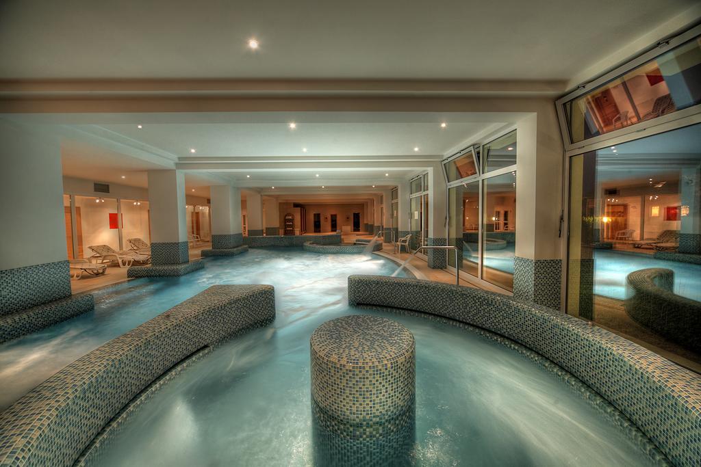 Ket Korona Konferencia Es Wellness Hotel Balatonszarszo Luaran gambar