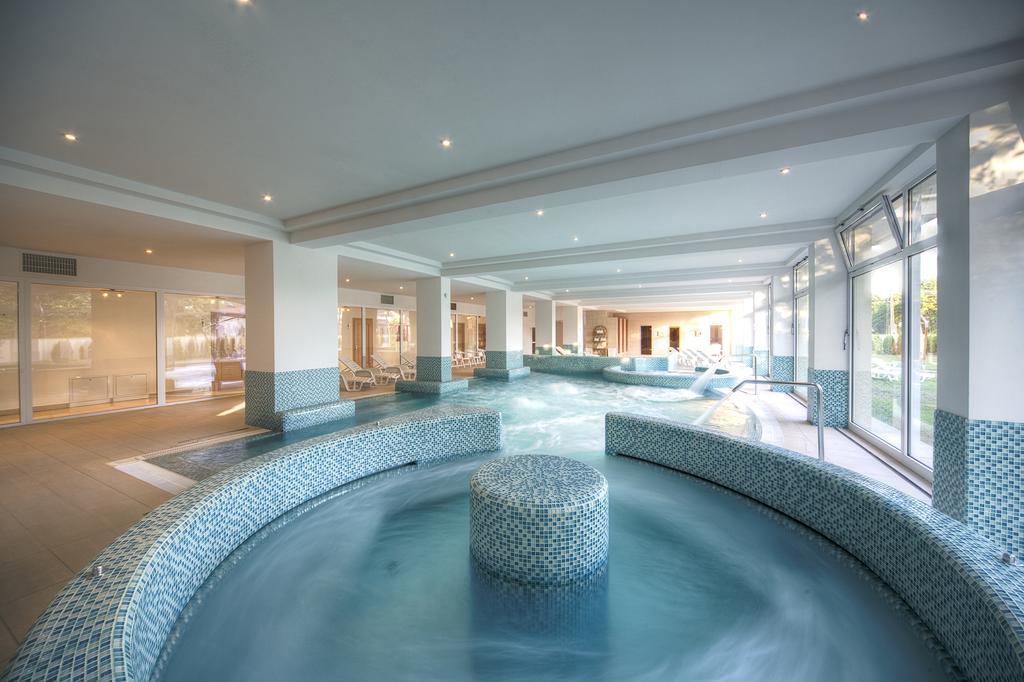 Ket Korona Konferencia Es Wellness Hotel Balatonszarszo Luaran gambar