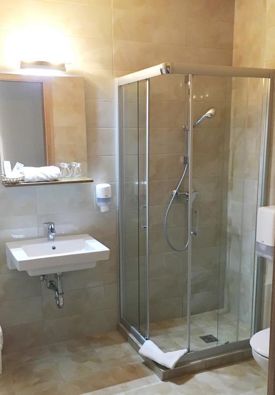 Ket Korona Konferencia Es Wellness Hotel Balatonszarszo Luaran gambar