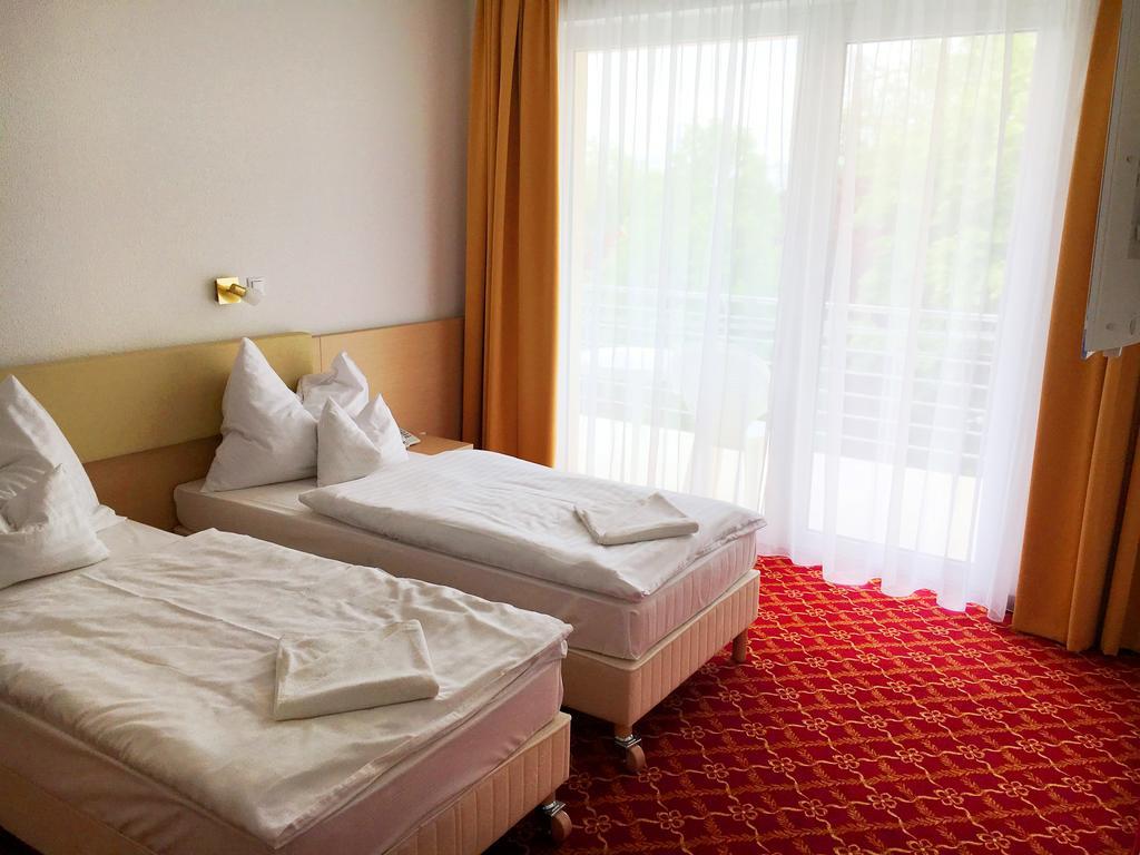 Ket Korona Konferencia Es Wellness Hotel Balatonszarszo Luaran gambar