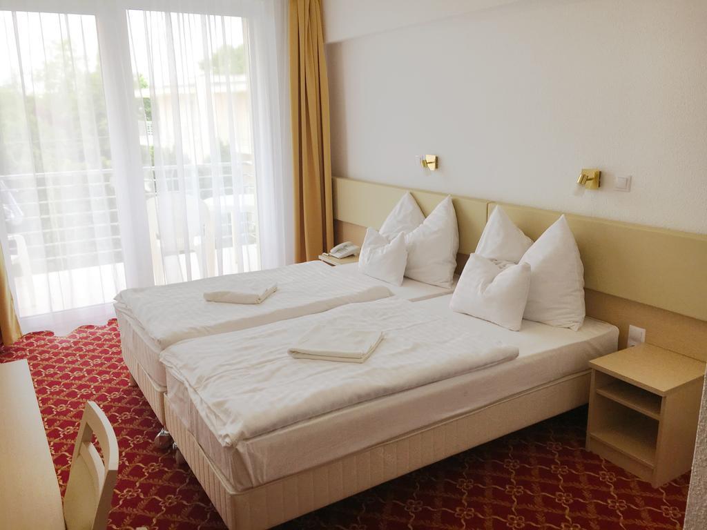 Ket Korona Konferencia Es Wellness Hotel Balatonszarszo Luaran gambar