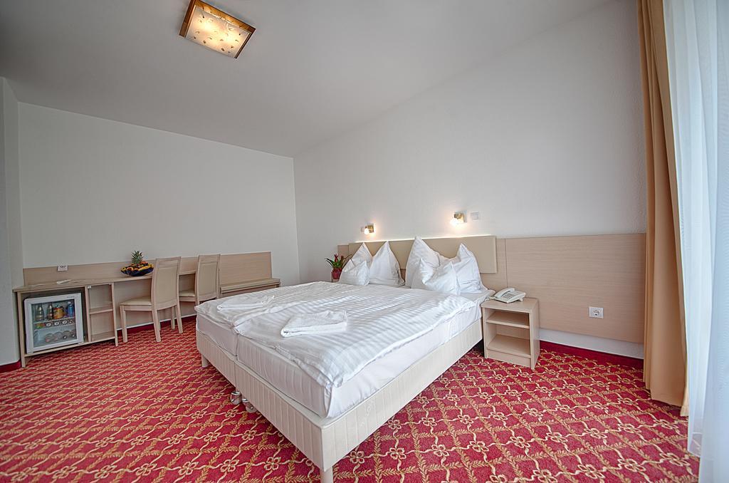 Ket Korona Konferencia Es Wellness Hotel Balatonszarszo Luaran gambar