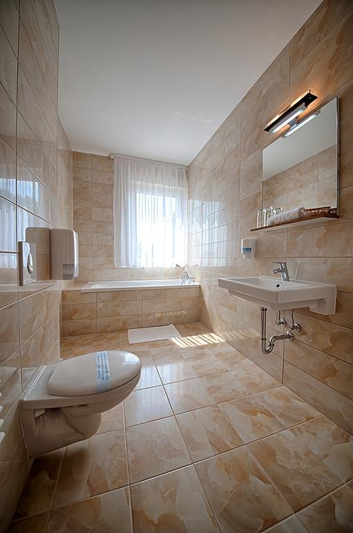 Ket Korona Konferencia Es Wellness Hotel Balatonszarszo Luaran gambar