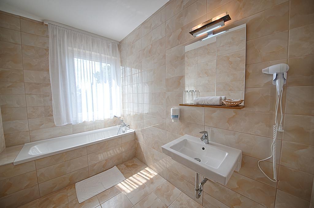 Ket Korona Konferencia Es Wellness Hotel Balatonszarszo Luaran gambar