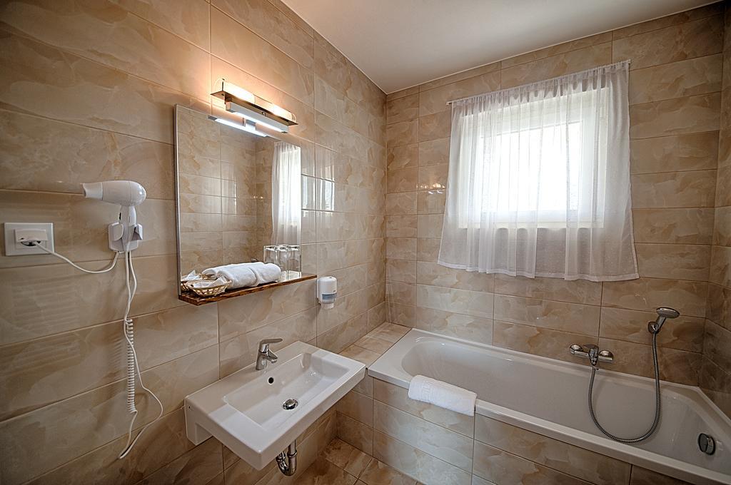 Ket Korona Konferencia Es Wellness Hotel Balatonszarszo Luaran gambar