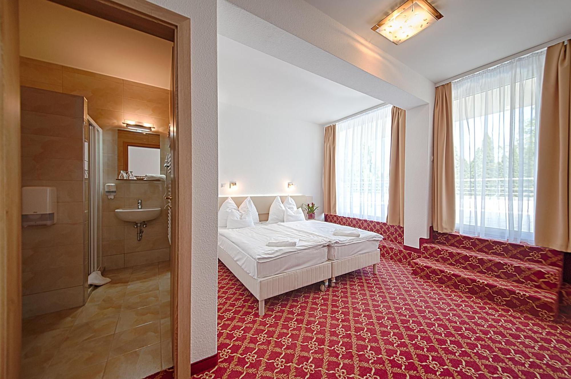 Ket Korona Konferencia Es Wellness Hotel Balatonszarszo Luaran gambar