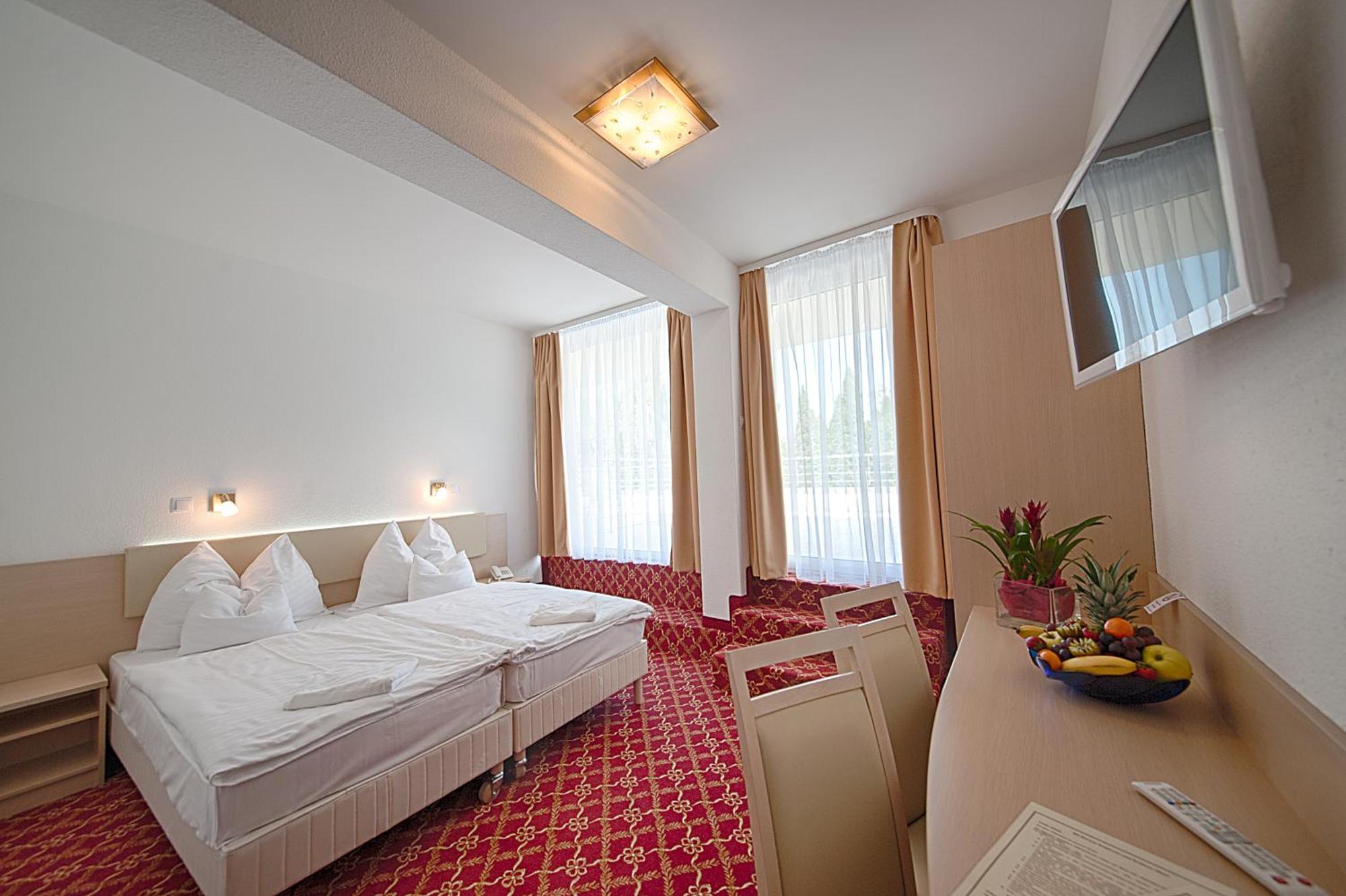Ket Korona Konferencia Es Wellness Hotel Balatonszarszo Luaran gambar
