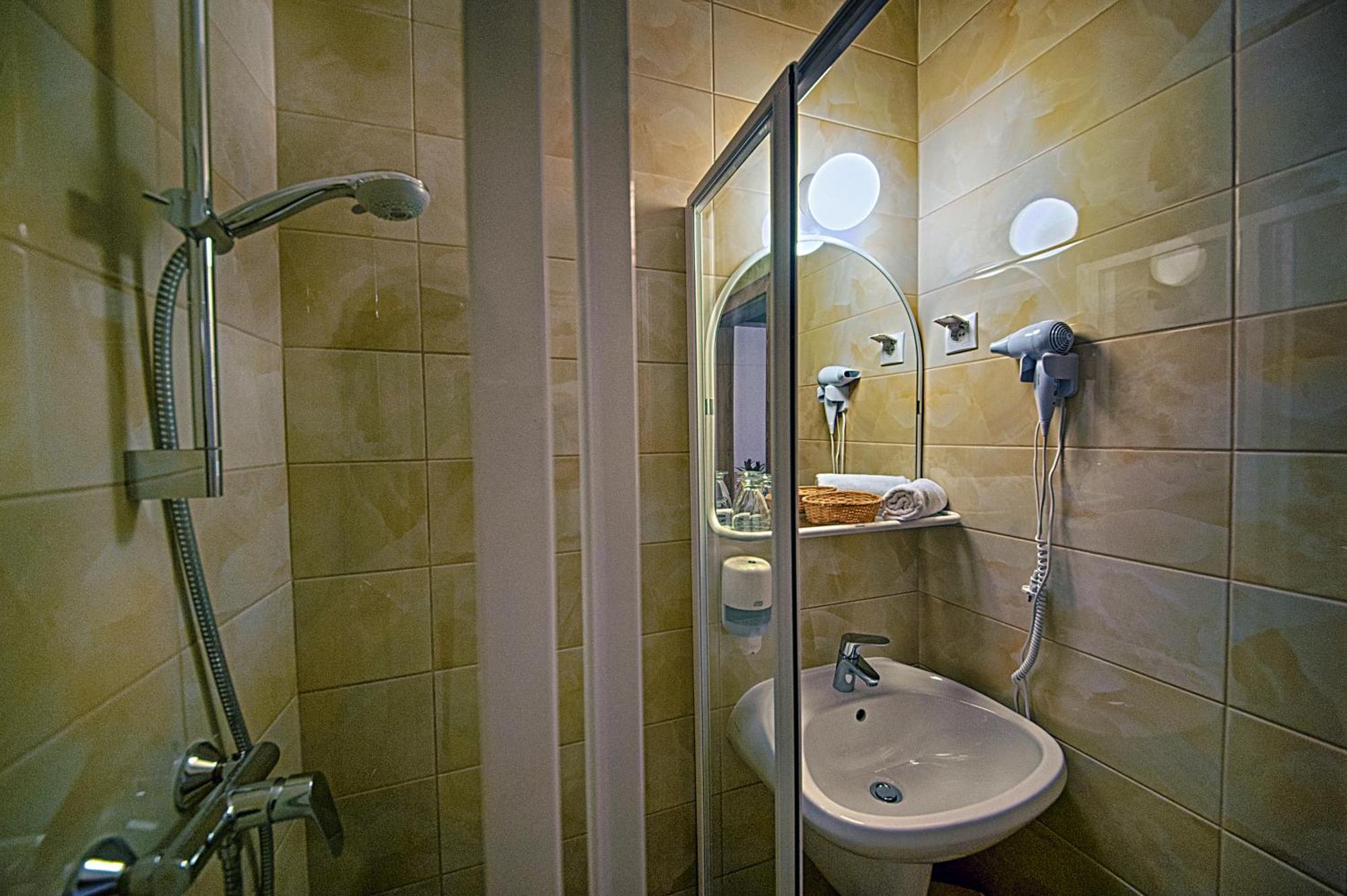 Ket Korona Konferencia Es Wellness Hotel Balatonszarszo Luaran gambar