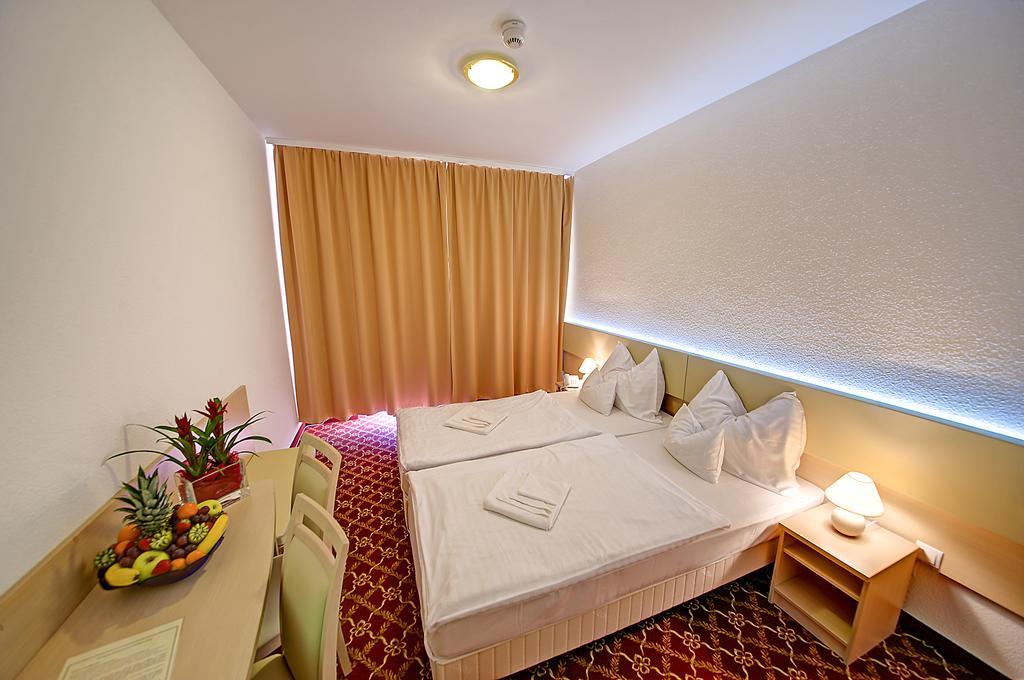 Ket Korona Konferencia Es Wellness Hotel Balatonszarszo Luaran gambar