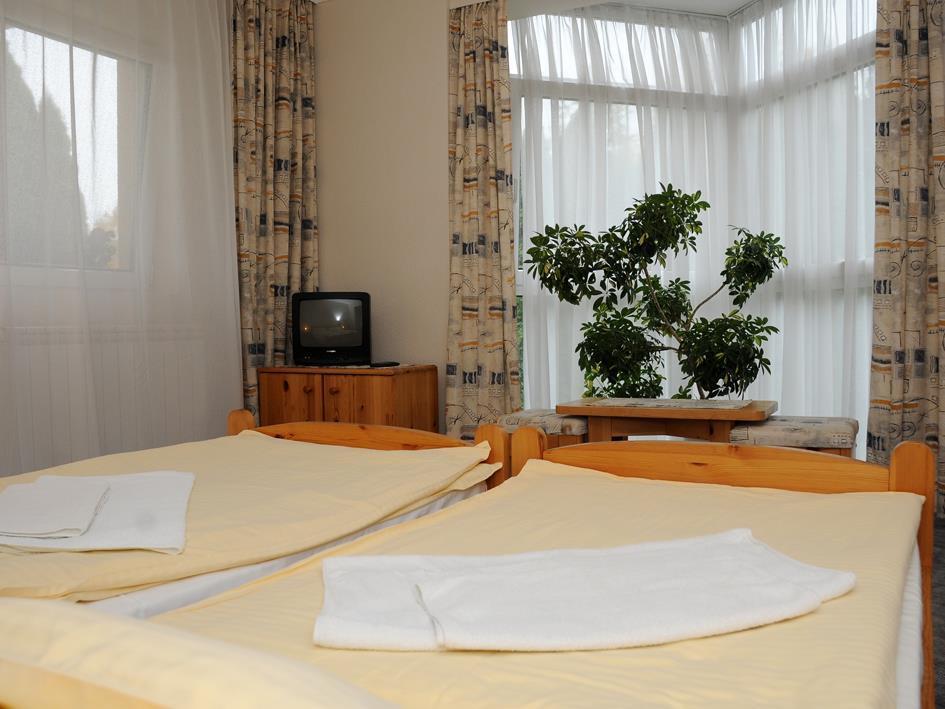 Ket Korona Konferencia Es Wellness Hotel Balatonszarszo Luaran gambar