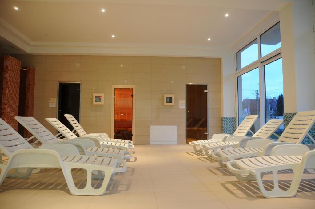 Ket Korona Konferencia Es Wellness Hotel Balatonszarszo Luaran gambar