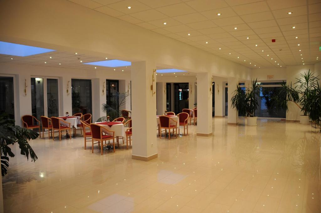 Ket Korona Konferencia Es Wellness Hotel Balatonszarszo Luaran gambar