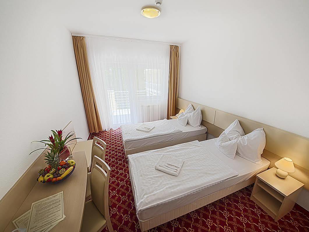 Ket Korona Konferencia Es Wellness Hotel Balatonszarszo Luaran gambar