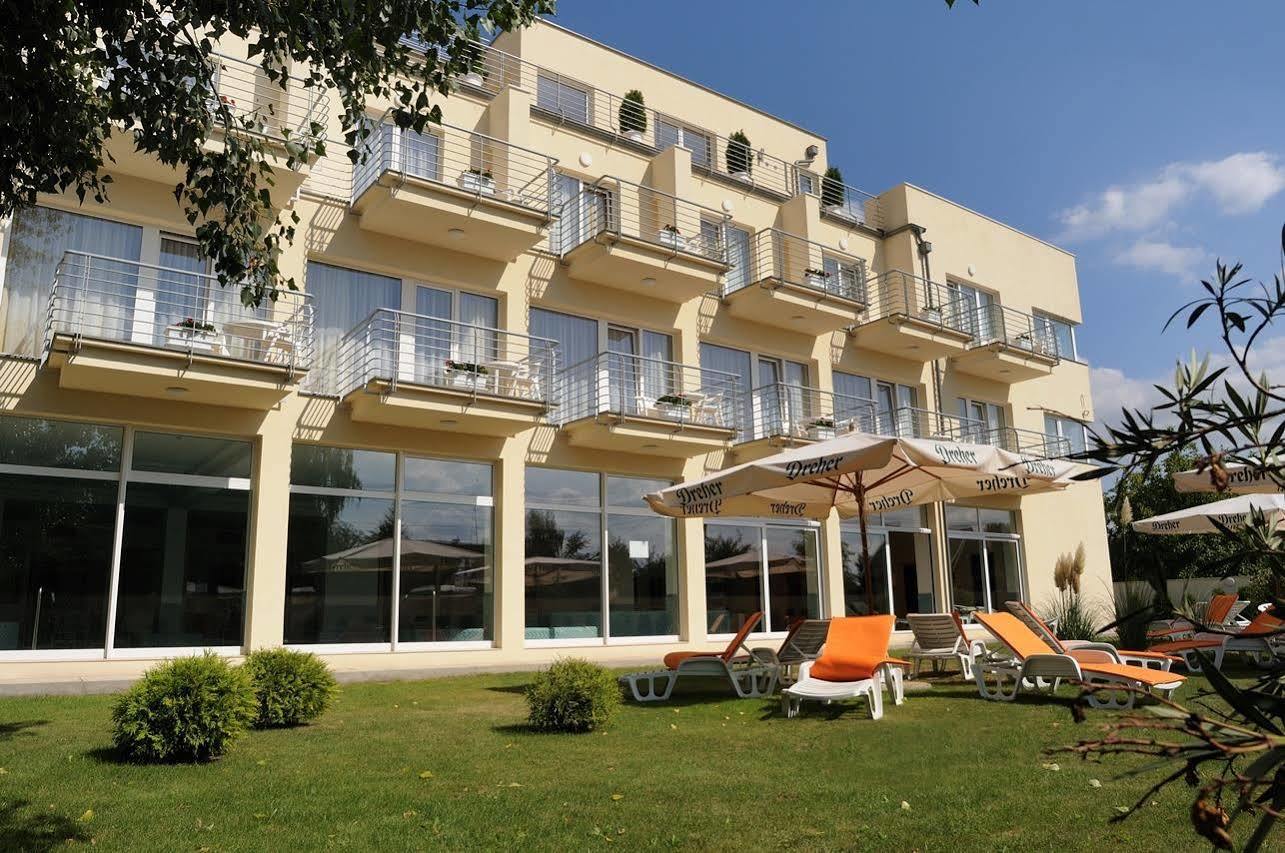 Ket Korona Konferencia Es Wellness Hotel Balatonszarszo Luaran gambar